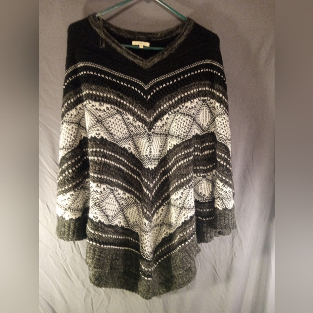 Women's Kate And Sam Black and White Knit Poncho
